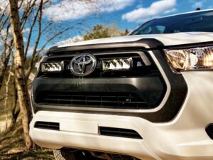 Maskisarja Toyota Hilux 21- Lazer Triple-R 750 Elite