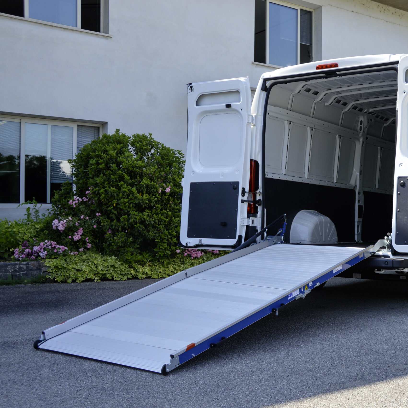 Lastausramppi pakettiautoon WM Light Plus kantavuus 400-600kg