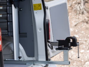 Ruuvipenkkiteline ulosvedettävä