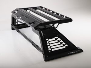 Musta teräksinen lavakaari tasolla